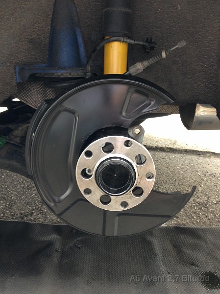 312.jpg - Zuerst habe ich die Radnaben und das Deckblech getauscht - hier empfiehlt es sich, den ABS Sensor sowie alle erreichbaren Verschraubungen schon einige Tage vorher mit Kriechöl ( WD40 ) zu behandeln, da diese Verschraubungen an der HA in der Vergangenheit noch nie gelöst wurden und entsprechen "fest" sitzen