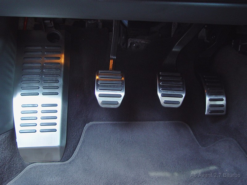 016.JPG - Da würde man glatt nur noch Barfuß fahren wollen : Fußstütze und Gaspedal vom RS6, Brems- und Kupplungskappen vom VW Phaeton.